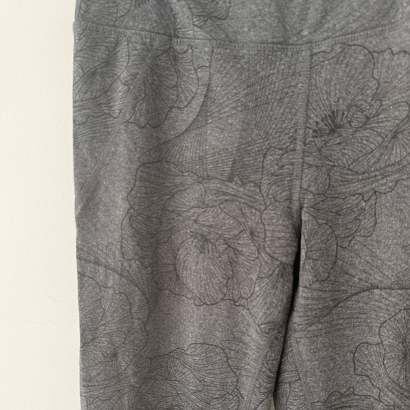 Ladies floral print activewear capris - Picture 2 of 4